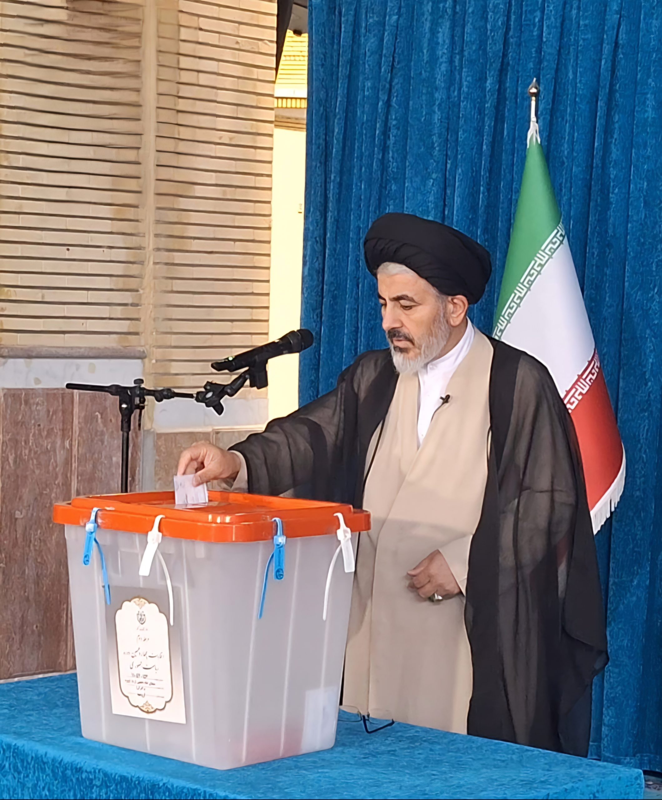 نماینده ولی فقیه در آذربایجانغربی رأی خود را به صندوق انداخت نماینده ولی فقیه در آذربایجانغربی رأی خود را به صندوق انداخت